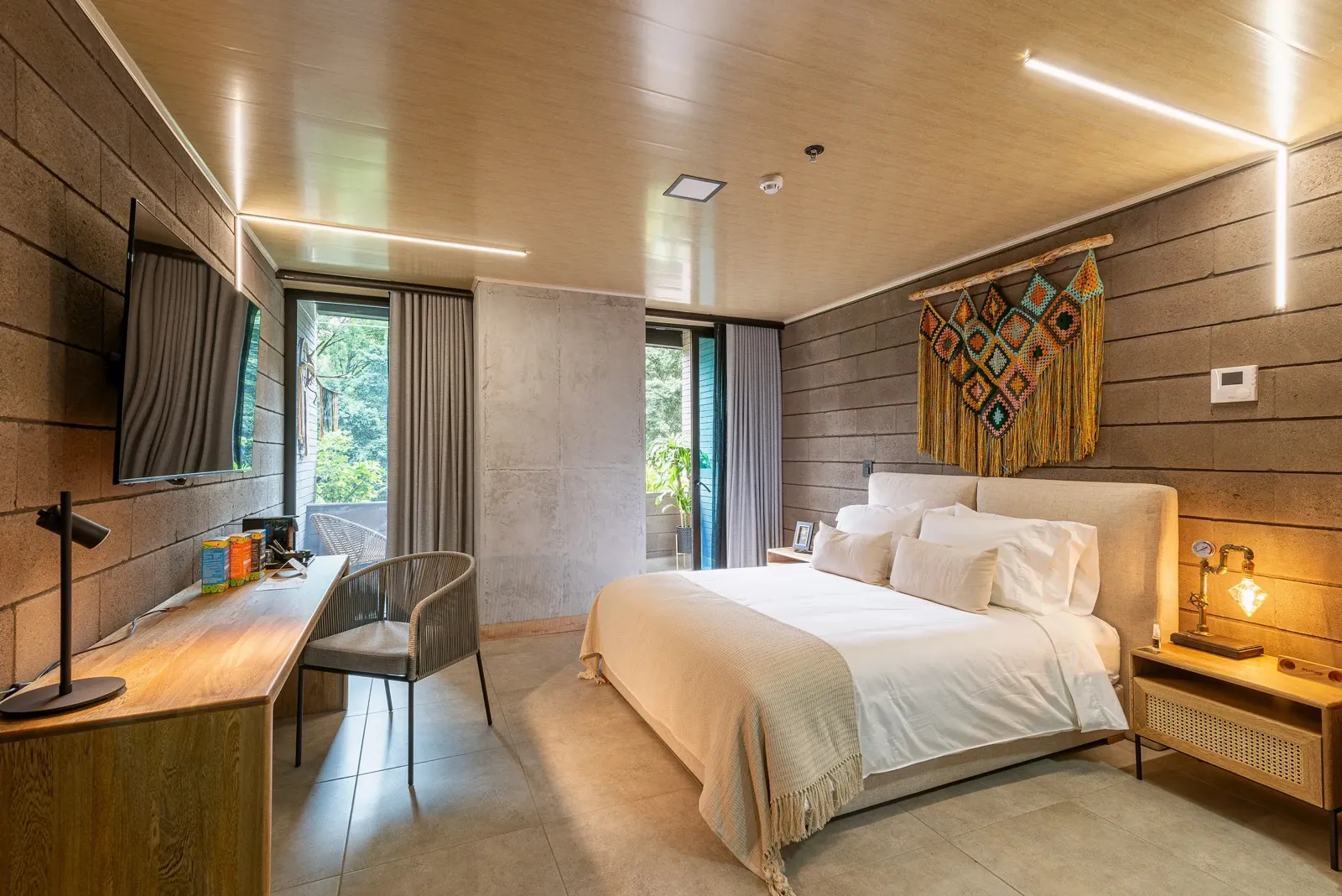 Comfort Suite with a queen bed, desk and balcony access at Living by Armóniko